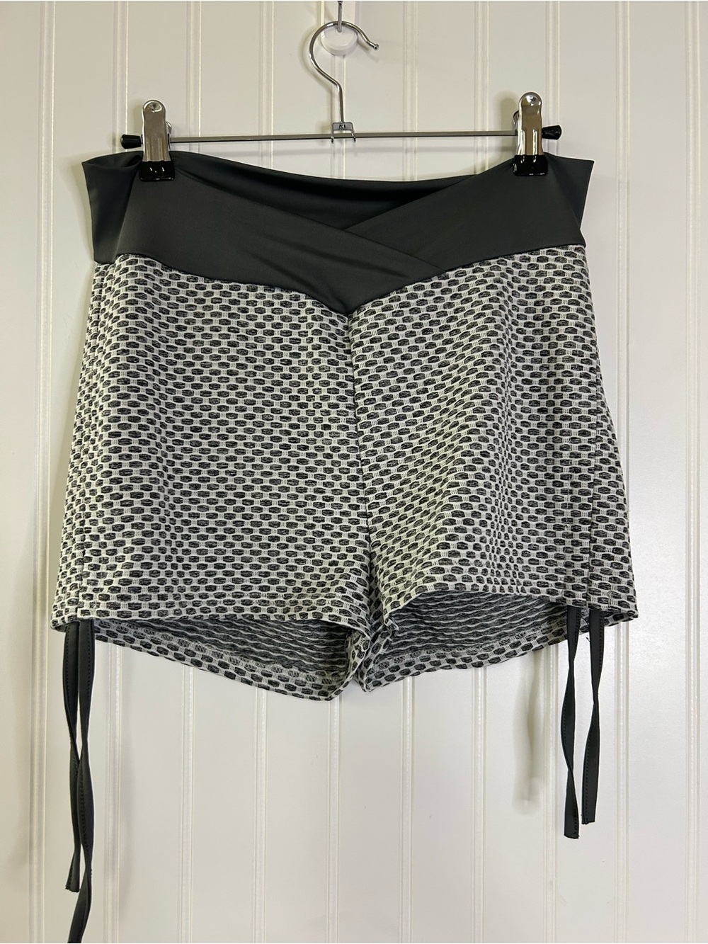 Gray & White Patterned Ruched Butt Lifting Yoga Shorts Size Large